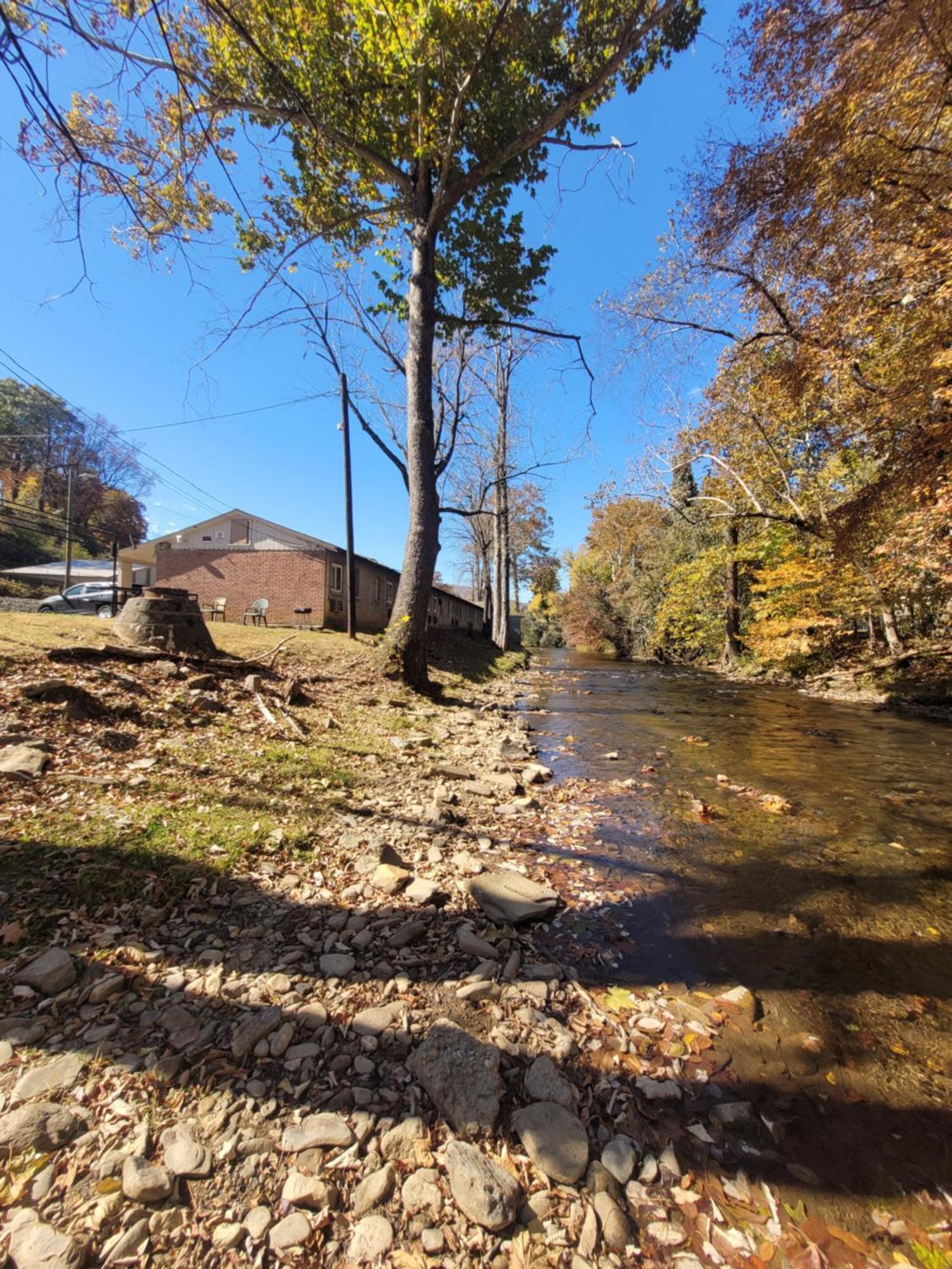 Where to Stay in the Smokies: 6 Best 2-Star Hotels